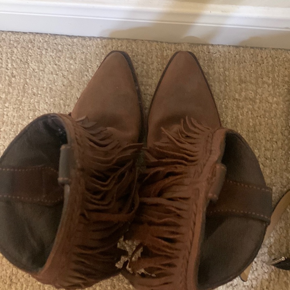 Cute fringe booties! Size 5, genuine leather